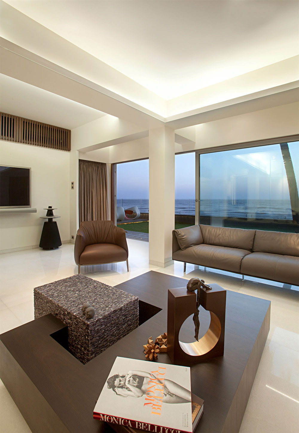 Apartment By The Beach In Mumbai India By ZZ Architects