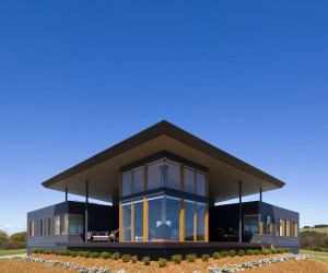 Holiday Home with Floating ‘Lid’ Roof in Emu Bay, Australia