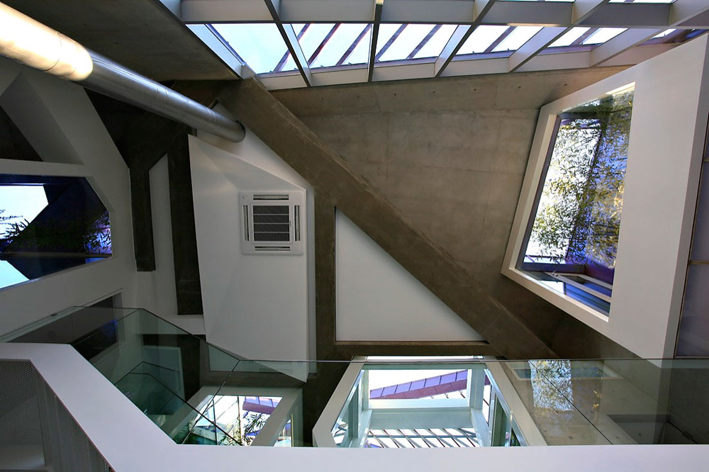 Purple Hill House by Iroje KHM Architects