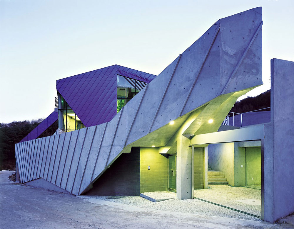 Purple Hill House by Iroje KHM Architects