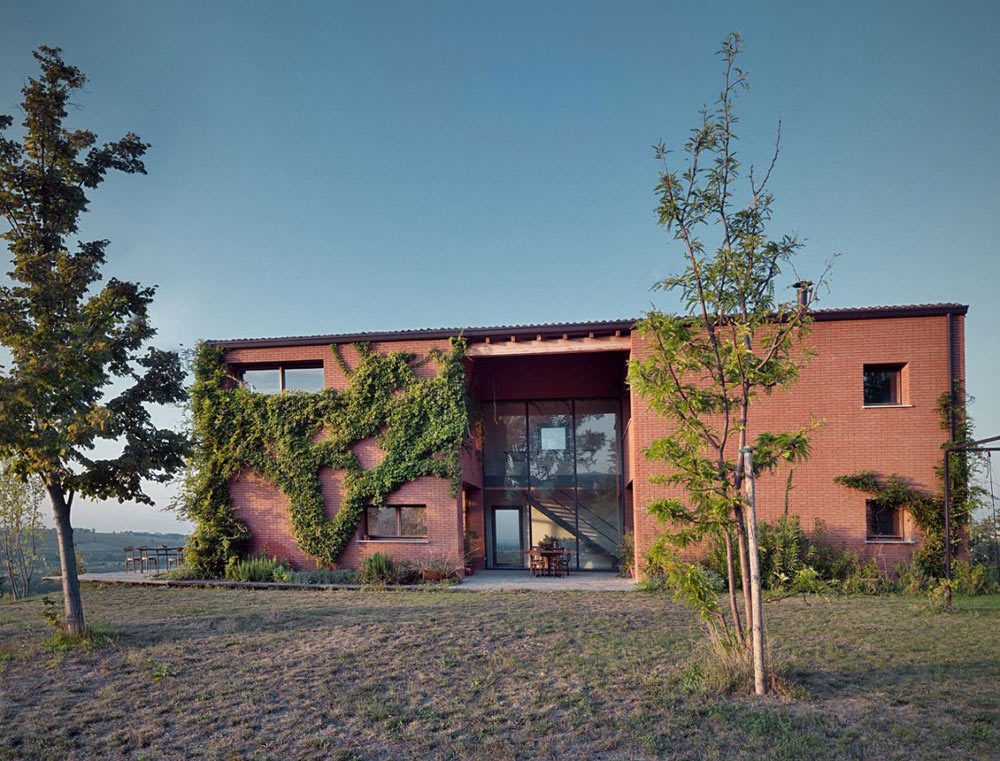 Countryhouse in Val Tidone, Italy by Park Associati