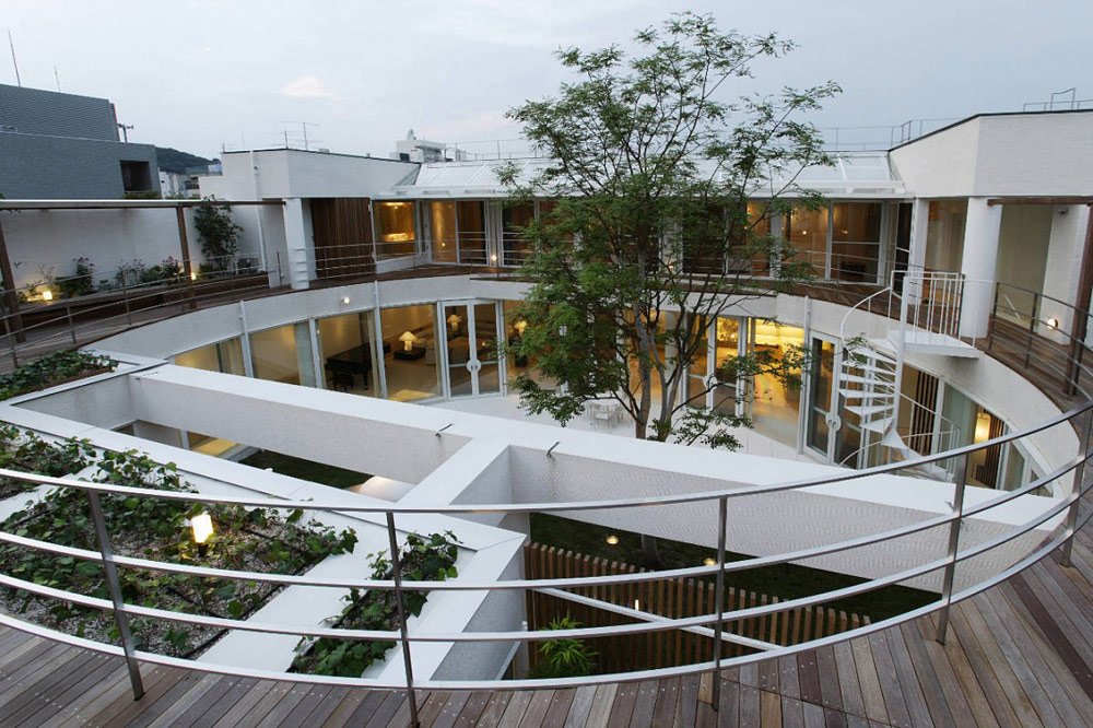 Terrace & Courtyard, F Residence by Edward Suzuki Architecture