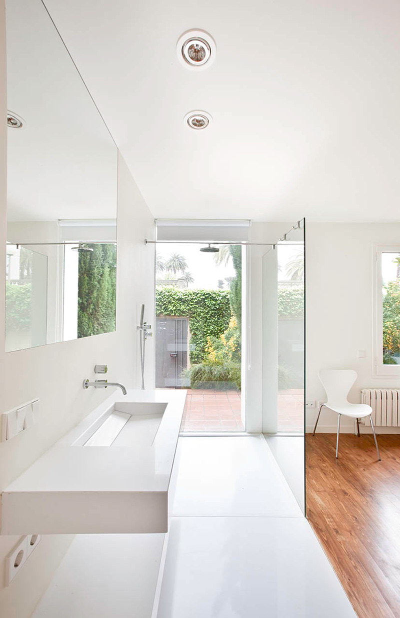 Bedroom & Bathroom, Bonanova Apartment by Marià Castelló Martínez