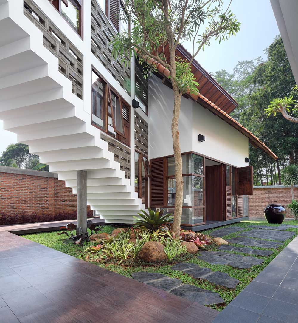 Distort House, Jakarta by TWS & Partners