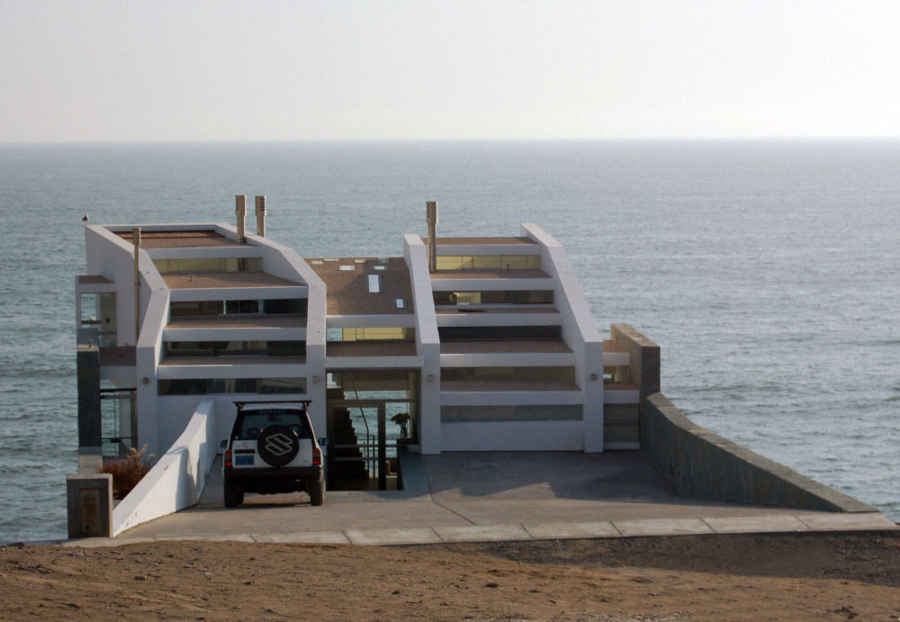 Sand Garden Roofs, Lefevre House, Peru by Longhi Architects