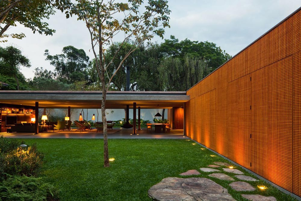 Garden, Textured Walls, V4 house, Sao Paulo, Brazil by Studio MK27http://www.freshpalace.com/wp-admin/media-upload.php?type=file&tab=gallery&post_id=4339#