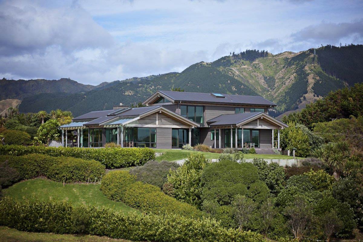 Elegant Contemporary Home in Te Horo, New Zealand