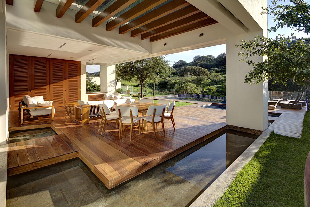 Water Feature, Outdoor Dining, Modern Family Home in Zapopan, Mexico