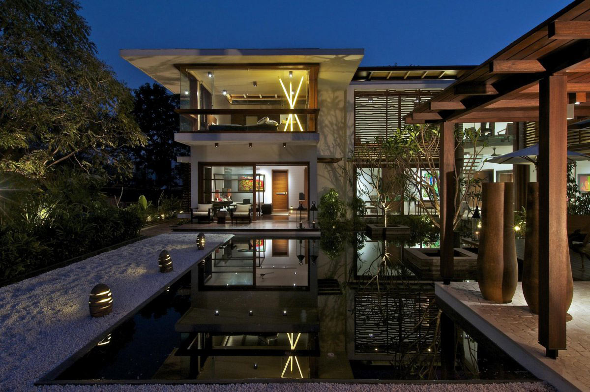 Water Feature, Lighting, Courtyard House by Hiren Patel Architects