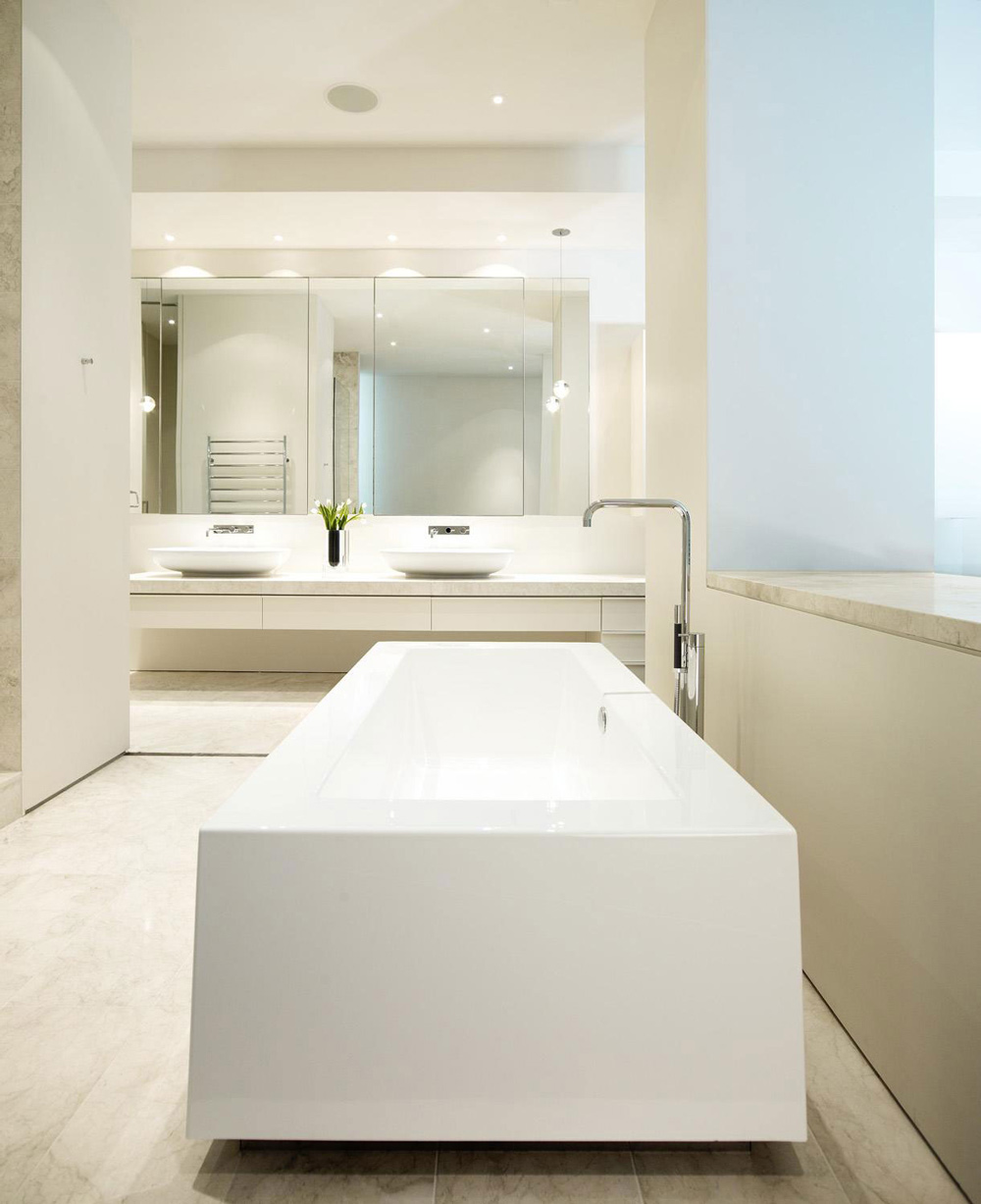 Modern Bath, Verdant Avenue Home in Melbourne, Australia by Robert Mills Architects