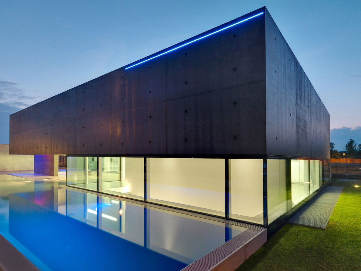Lighting, Pool, Evening, Concrete and Glass Home in Urgnano, Italy