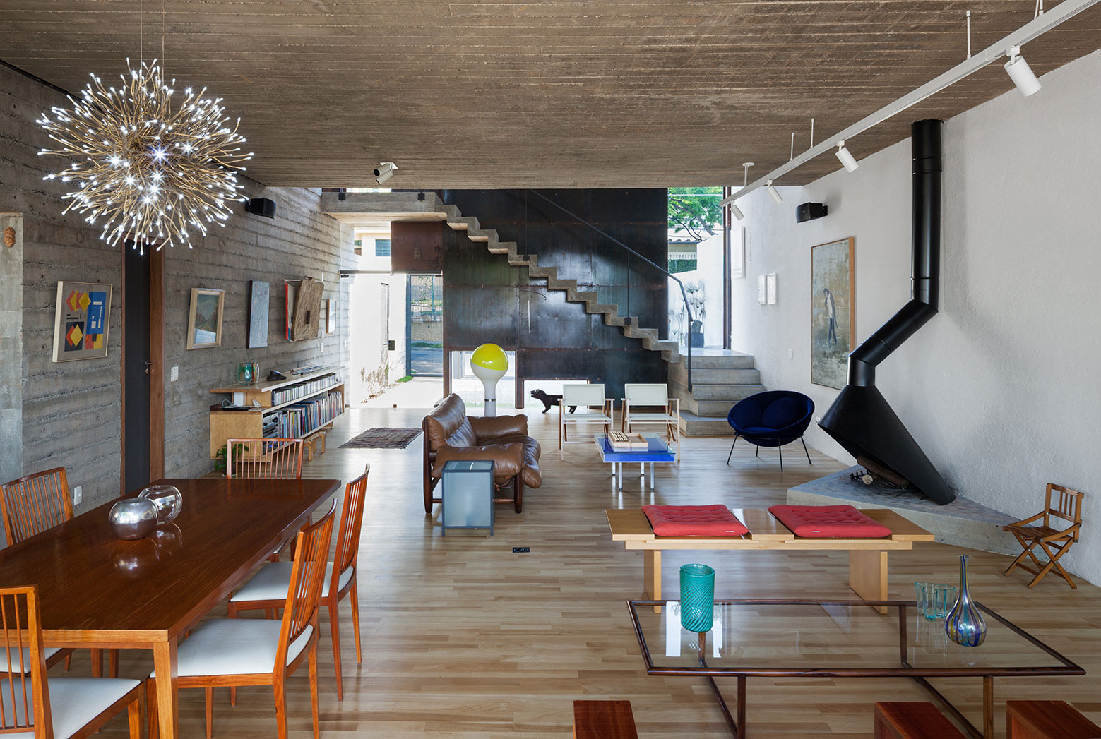 Dining Table, Lighting, Open Plan Living, Urban House in São Paulo, Brazil